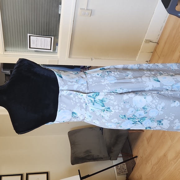 Size 12 light grey floral chiffon high low chiffon dress by David's Bridal - Picture 5 of 6